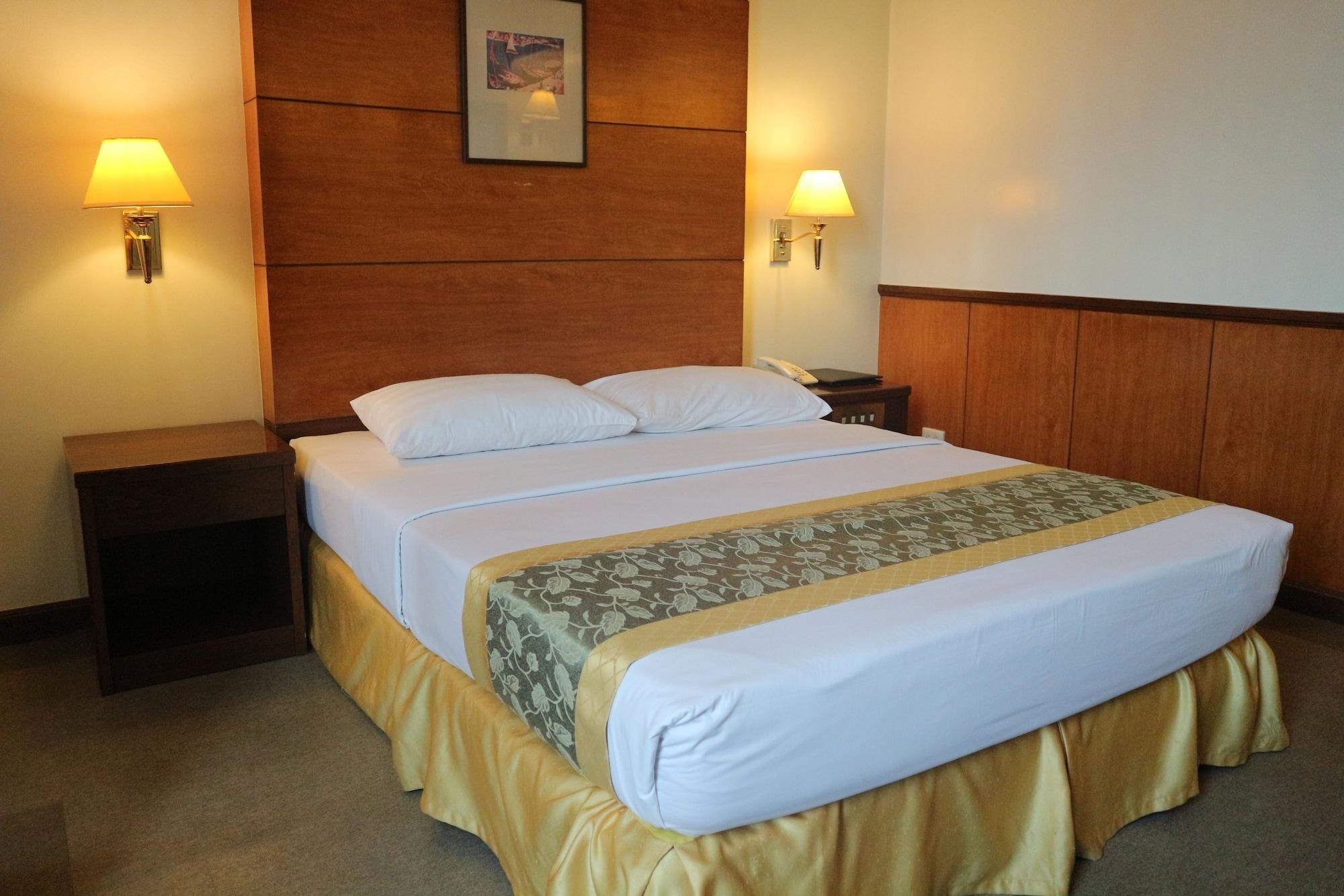 Iloilo Business Hotel Экстерьер фото