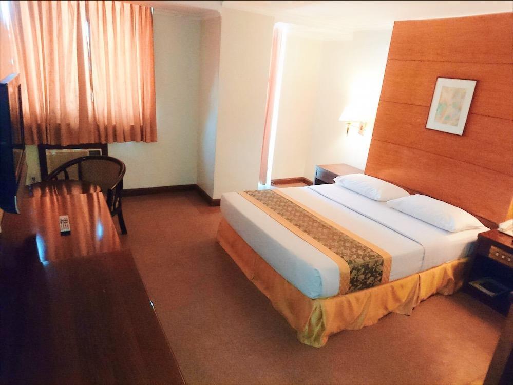 Iloilo Business Hotel Экстерьер фото