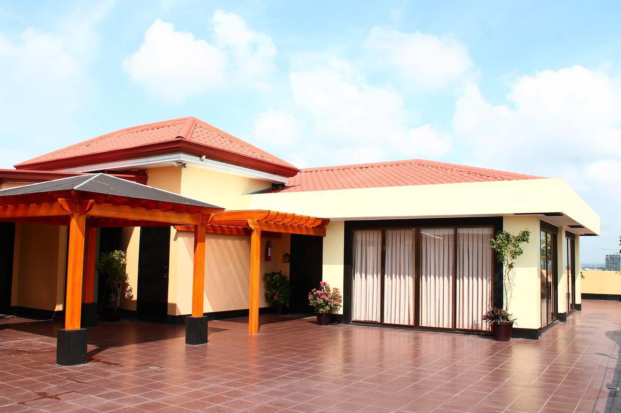 Iloilo Business Hotel Экстерьер фото