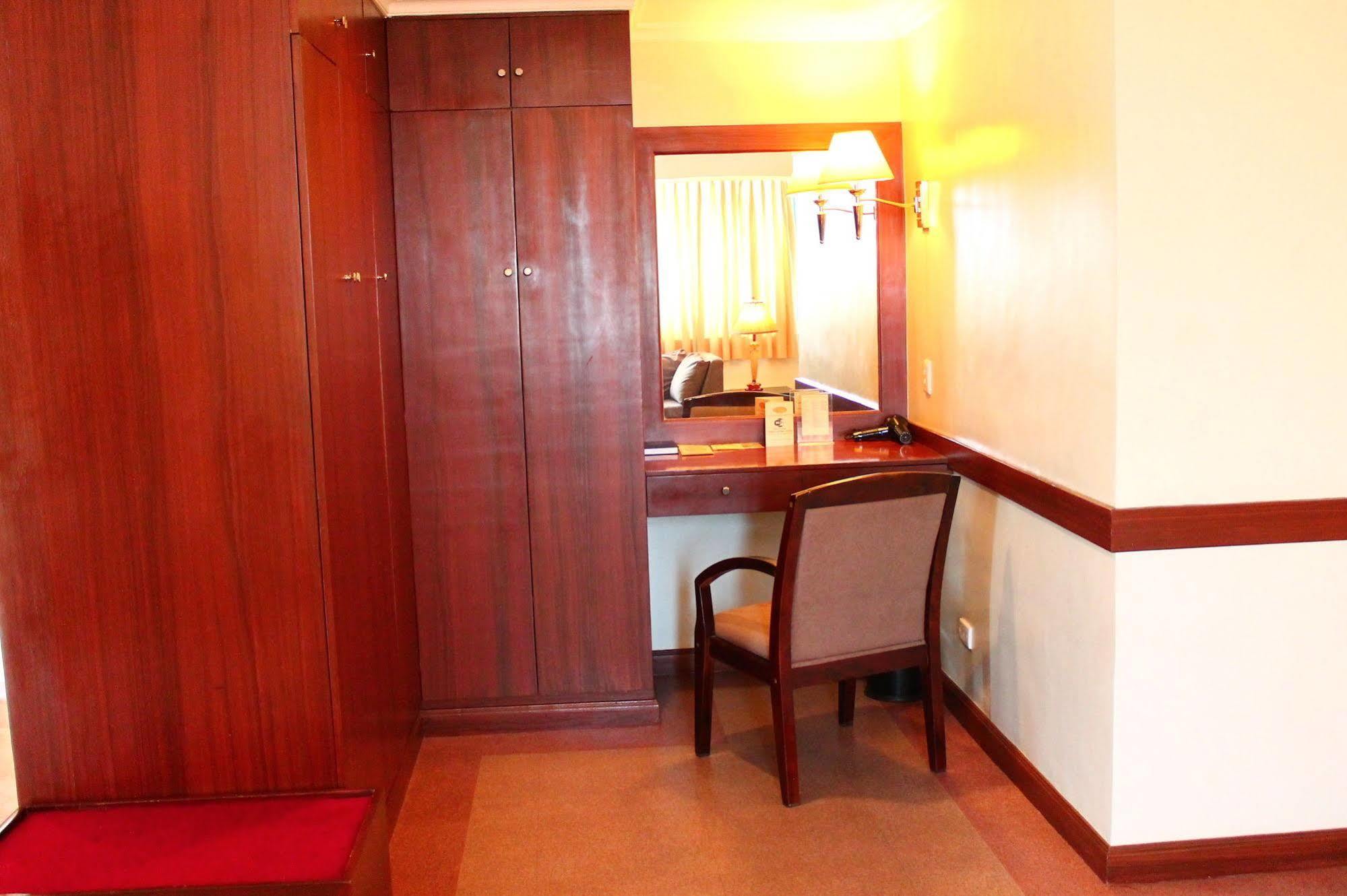 Iloilo Business Hotel Экстерьер фото
